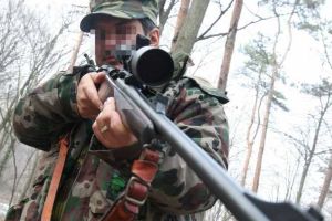 Urmărire cu focuri de armă la marginea pădurii. Un braconier a încercat să-l omoare pe poliţistul care îl urmărea