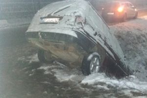 FOTO Maşină căzută în şanţ, după ninsoarea de luni seară de la Botoşani