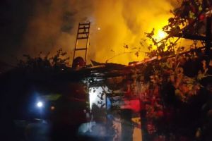 Incendiu azi-noapte la Codlea. 20 de case au rămas fără energie electrică