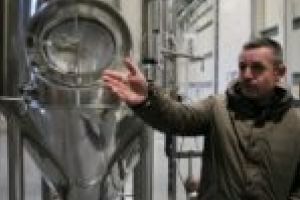 Comoara regelui Scorilo, găsită într-o peşteră din Poiana Mărului! Are culoarea aurului dacic şi e făcută din apă rece de munte!