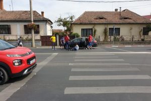 Copii loviţi de un microbuz pe trecerea de pietoni la Agnita
