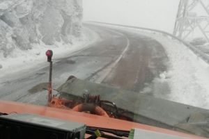 A nins în judeţul Sibiu – Drumarii au intervenit şi vă recomandă să echipaţi corespunzător maşinile