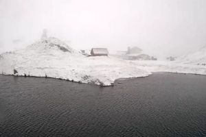 FOTO VIDEO – Iarna îşi intră în drepturi – La Păltiniş ninge de luni seară. Feerie şi la Bâlea Lac