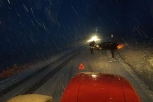 Accident cu victimă în judeţul Botoşani, după ce o maşină a intrat într-un copac