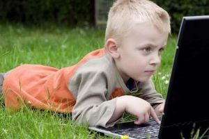 Un sfert dintre copiii din România stau peste şase ore pe zi online, pe tablete şi telefoane – studiu