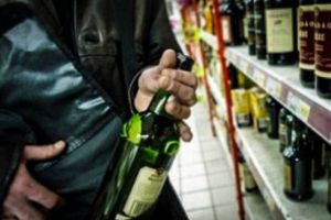 Sibian reţinut de poliţie – Fura alcool din magazine