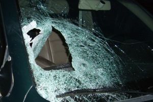 HALUCINANT: A sărit de la balcon cu maceta în mână! Filmul evenimentului în urma căruia un bărbat a distrus şapte maşini