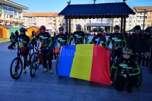 Traseu de 20 de km, parcurs cu tricolorul pe bicicletă, de membrii unei asociaţii sportive ...