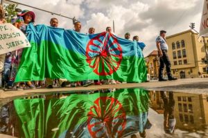 Proiect de lege pentru combaterea „antiţigănismului”, adoptat tacit la Senat / Deputaţi ai minorităţilor, parlamentari de la PSD, UDMR, ALDE, PMP şi Nicuşor Dan sunt iniţiatori