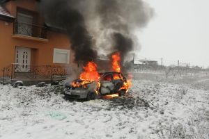 FOTO. Maşină distrusă într-un incendiu în judeţul Satu Mare