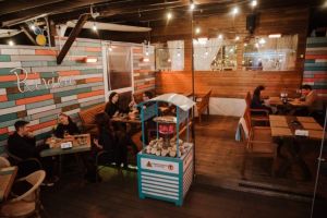 Iarna e ca vara pe terasa încălzită de la Rivière  Brasserie!