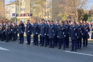 Sute de oameni la parada militară de Ziua Naţională de la Timişoara