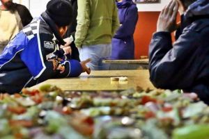 Voluntarii pregătesc cina pentru oamenii străzii, la Timişoara