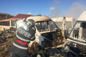 FOTO. INCENDIU la două microbuze scoase din uz în incinta unei firme din Aiud. Intervin pompierii
