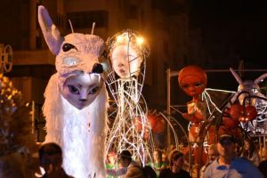 Păpuşi gigant în Piaţa Sfatului, dornice să interacţioneze cu copiii