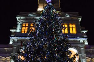 Beculeţele din bradul înalt de 18 metri din faţa Primăriei vor fi aprinse într-un cadru festiv