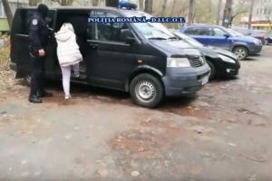 Perchezitii in Prahova, la părinţi acuzaţi că îşi abuzau sexual copiii, apoi vindeau clipurile peste hotare. VIDEO