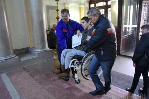 Umilitor! Orădeni cu dizabilităţi locomotorii, căraţi pe braţe de angajaţii Primăriei, ca să depună o petiţie (FOTO / VIDEO)