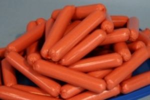 Protecţia Consumatorului: Crenvurşti cu mai multe E-uri şi mai multă sare