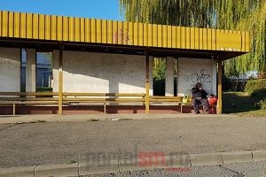 FOTO. Povestea bărbatului ce doarme de un an într-o staţie de autobuz din Satu Mare