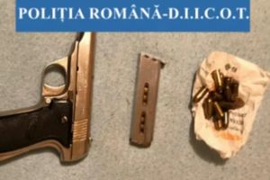 Arme şi droguri găsite în urma unor percheziţii în Braşov şi Dâmboviţa. 74 de persoane duse la audieri (Video)