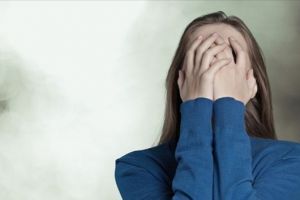 Femeie atacată de fostul bărbat care avea interdicţie de a se apropia la 150 m faţă de fosta soţie