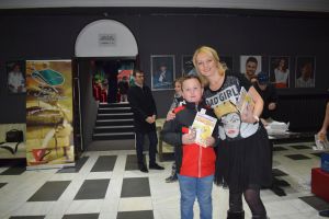 Sute de zâmbete fericite de copii la Teatrul de Artă din Deva, cadoul AlerT în Deva Junior şi Jos pălăria de Moş Nicolae (galerie foto)