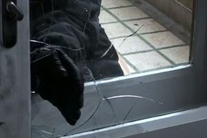 Spiritul civic nu a dispărut: Un hoţ care a spart un magazin şi a încercat să fure din alte două a fost reţinut de poliţişti cu ajutorul unui tânăr din Alba