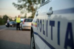 Copilă de 15 ani, lovită de TIR, în giratoriul de la Blejoi