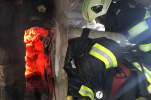 FOTO. Incendiu la o casă de pe Drumul Careiului. ISU Satu Mare, intervenţie de urgenţă