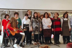 Zeci de persoane cu nevoi speciale, aplaudate în cadrul Spectacolului ,,Deschide ochii! ...