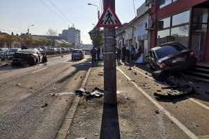 PRĂPĂD pe o şosea din Timişoara, cu o maşină din Arad (GALERIE FOTO)