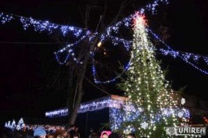 6 decembrie: Se deschide Târgul de Crăciun, la Aiud. Deschiderea patinoarului, aprinderea luminilor festive şi sosirea lui Moş Crăciun