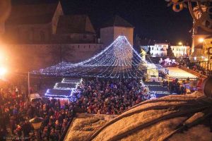 În 6 decembrie: Se deschide Târgul de Crăciun, la Aiud. Concurs de patinaj, căsuţe, concerte de colinde şi şi cadouri de la Moş Crăciun pentru copiii prezenţi