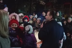 RĂZVAD: În aşteptarea Moşului, copiii au fost chemaţi să aprindă luminile Bradului de Crăciun