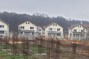 Tot mai mulţi argeşeni îşi construiesc „la ţară”. De fapt, sunt vile lângă oraş
