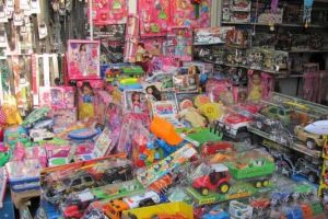 Jucăriile de sărbători pot fi un real pericol pentru cei mici: Sfaturi de la Poliţie ca să cumpăraţi aceste bucurii ale copilăriei în siguranţă