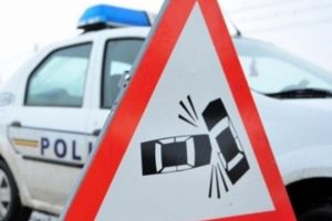 Pieton aflat sub influenţa băuturilor, accidentat într-o staţie de autobuz