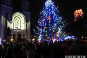 VINERI: Se aprind luminiţele de Crăciun la Cugir. Concerte de colinde şi surprize pentru cei mici, lângă brad