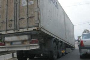 Zdruncinată de TIR la Mărăcineni