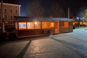 Duminică, 8 decembrie se deschide Parcul Sărbătorilor de Iarnă la Alba Iulia: Brad de Crăciun, patinoar, chioşcuri de lemn şi Caravana Coca-Cola în Piaţa Cetate