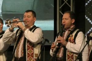 Regal  de cântece  şi dansuri populare româneşti  la spectacolul „Glasul Unirii, în inima României” desfăşurat la Sfântu Gheorghe  „Înălţimea muzicii populare vorbeşte despre înălţimea poporului român”- Maestrul Nicolae Botgros