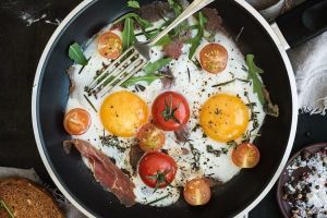 Mic dejun cu ouă, bacon şi roşii