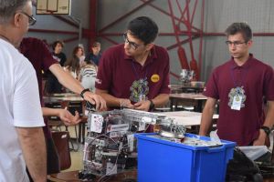 Peste 130 de liceeni din toată ţara, la primul concurs de robotică pe care îl găzduieşte Bistriţa