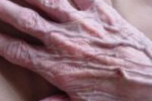 Lăsaţi în voia sorţii de către statul român, bătrânii Aninei au fost salvaţi de un ONG