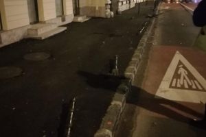 O maşină scăpată de sub control a rupt mai mulţi stâlpişori amplasaţi pe trotuar, pe Bulevardul 15 Noiembrie