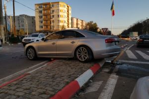 Constanta: Accident rutier la intersectia strazii Eliberarii cu Dezrobirii. Un autoturism a ajuns pe scuar 