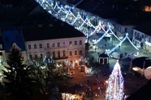 Astăzi se aprind luminile de sărbători şi se deschide Târgul de Crăciun