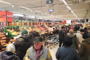 FOTO & VIDEO Sute de oameni s-au înghesuit la deschiderea noului magazin Lidl din Botoşani