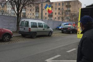 Accident pe Calea Cisnădiei. Un şofer a intrat în gardul unităţii militare